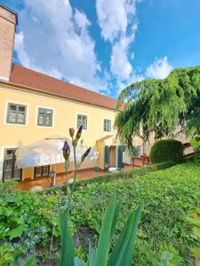 una casa con un jardín delante de ella en Hotel Wollner en Sopron