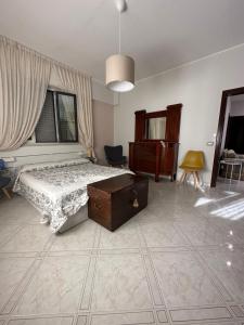 een slaapkamer met een bed, een dressoir en een raam bij Casa di Nonna Mariella in Messina