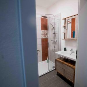 a bathroom with a shower and a sink at Gemütliches Gästezimmer in Eickeloh