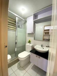 ein Bad mit einem WC und einem Waschbecken in der Unterkunft Cozy Condo in Pasig City- Bali Oasis 2 in Manila