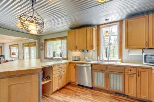 une cuisine avec des placards en bois et un plafond en métal dans l'établissement Minnesota Cabin with Deck and Private Beach, à Merrifield