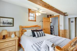 - une chambre avec un lit et un ventilateur de plafond dans l'établissement Minnesota Cabin with Deck and Private Beach, à Merrifield