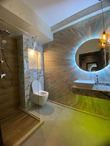 a bathroom with two sinks and a mirror at HOTEL KALYA in Năvodari