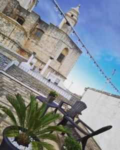 budynek z krzesłem i rośliną przed nim w obiekcie La Dimora nel Borgo w mieście Locorotondo