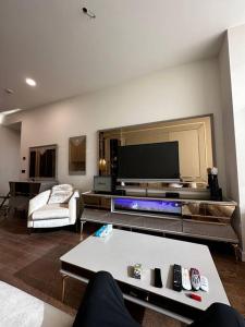 uma sala de estar com uma grande televisão de ecrã plano em Skyland for luxury people 1+1 em Istambul