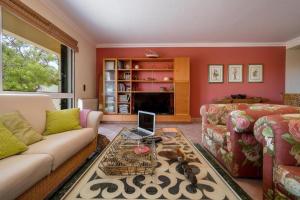 - un salon avec deux canapés et une table dans l'établissement Oceano Azul, à Porto Santo