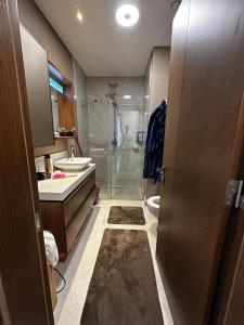 uma casa de banho com um chuveiro e um lavatório. em Skyland for luxury people 1+1 em Istambul