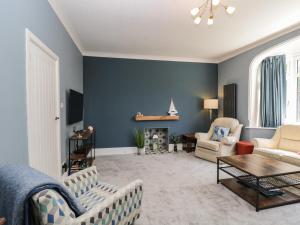 sala de estar con pared de acento azul en Molly's Place, en Bournemouth