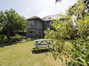 eine Picknickbank im Hof eines Hauses in der Unterkunft Molly's Place in Bournemouth