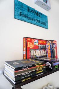 einen Stapel Bücher, die auf einem Regal liegen in der Unterkunft Casa Tesoro Selva in Tarapoto