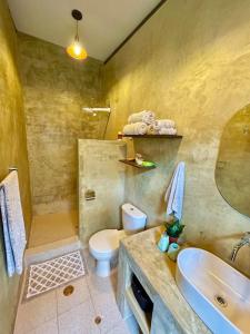 a bathroom with a sink and a toilet and a tub and a sink at Casa Tesoro Selva in Tarapoto