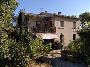 uma casa com uma varanda em cima em Vacances en famille aux Gabions em Cavaillon