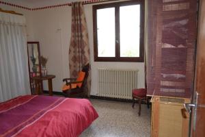 Ένα ή περισσότερα κρεβάτια σε δωμάτιο στο Vacances en famille aux Gabions