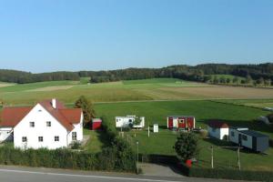 Gallery image of Feriendörfle Fritz - Zirkuswagen (rot) in Ettenbeuren