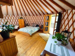 a room with a bed in a yurt at Jurty w Lesie KotfaLas in Skarżysko-Kamienna