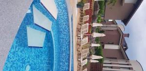 Bazén v ubytování Vikeya Guest House nebo v jeho okolí