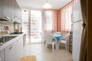 a kitchen with a table and chairs in a kitchen at La Perla in Gallipoli