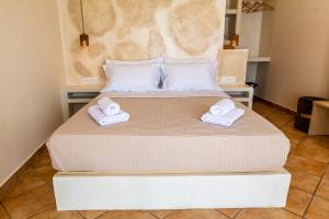 Letto o letti in una camera di Ostria Caldera Studios