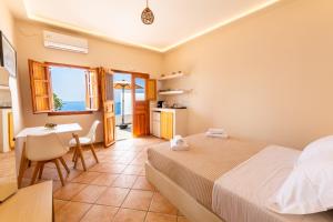 Letto o letti in una camera di Ostria Caldera Studios