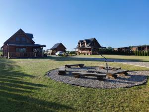een park met een picknicktafel en een aantal gebouwen bij 4 Domki u Ewy in Ryn