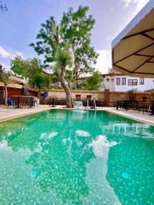 una grande piscina con acqua turchese di Necip Bey Konağı a Antalya (Adalia)