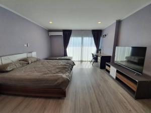 Postel nebo postele na pokoji v ubytování BEACH FRONT modern room + Free hi speed Wi-Fi