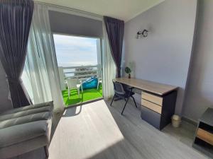 Posezení v ubytování BEACH FRONT modern room + Free hi speed Wi-Fi