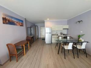 Kuchyň nebo kuchyňský kout v ubytování BEACH FRONT modern room + Free hi speed Wi-Fi