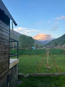 Vista generica sulle montagne o vista sulle montagne dall'interno della casa vacanze