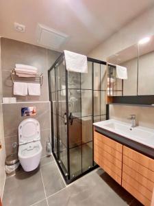 een badkamer met een douche, een toilet en een wastafel bij Necip Bey Konağı in Antalya