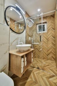 ラプカにあるApartament i Domek Komfortのバスルーム(洗面台、ガラス張りのシャワー付)