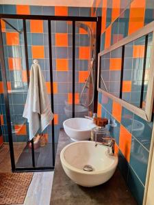 a bathroom with two sinks and a mirror at Maison piscine à 15m du Stadium in Toulouse