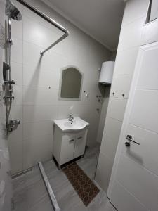 y baño blanco con lavabo y ducha. en Apartment Relax, en Stolac