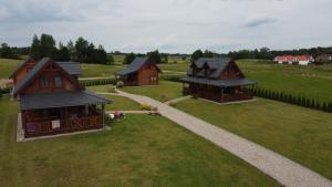 een bovenaanzicht van een groep huizen op een veld bij 4 Domki u Ewy in Ryn +12 foto's