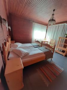 ein großes Bett in einem Zimmer mit Fenster in der Unterkunft Casa River in Băişoara