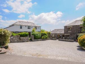 an empty driveway in front of a house at Great Brightor Cob Barn in Bodmin