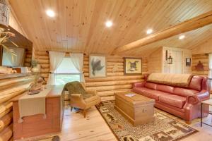 אזור ישיבה ב-Unique Maine Log Cabin with Trout Ponds and Sauna!
