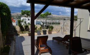 帕格Apartment Lora的一个带两个木长椅的屋顶庭院