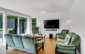 Posezení v ubytování Cozy Home In Glesborg With Sauna
