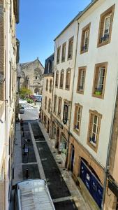 an empty street in an alley between two buildings at Au Fil de soi in Morlaix