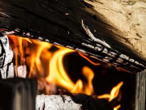 un fuego en un horno de ladrillo con llamas en Chalet Les Gets, 5 pièces, 6 personnes - FR-1-598-24 en Les Gets