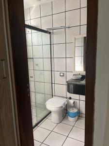 La salle de bains est pourvue de toilettes et d'un lavabo. dans l'établissement Quinta Da Bica D'Agua Village, à Florianópolis