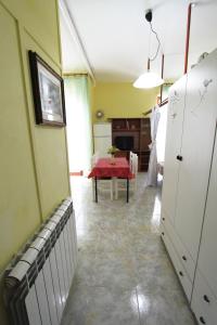 ガリポリにあるGreen House Gallipoliのリビングルーム(テーブル付)、キッチン(テーブル席付)