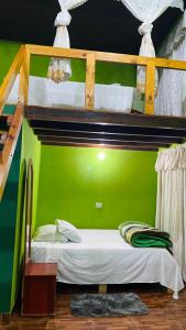a room with two bunk beds with a green wall at Mario Algarin in Puerto Iguazú