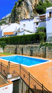 uma piscina em frente a um edifício em Apartamento con vistas a la piscina y al castillo templario em La Iruela