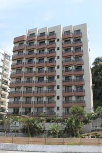 um grande edifício de apartamentos com muitas varandas em Flat Itararé Tower Beach em São Vicente