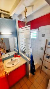 勒穆莱Studio T1 bis La Belle Vue, vue mer, wifi, plage à 50m的带水槽和镜子的浴室