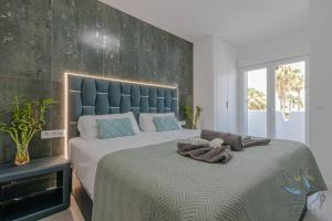 una camera con due letti e una grande testiera del letto di Puerto Marina Luxury 2BDR Apartment with Sea View a Benalmádena