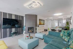 un soggiorno con divano blu e tavolo di Puerto Marina Luxury 2BDR Apartment with Sea View a Benalmádena