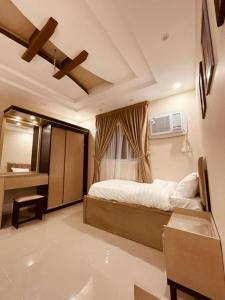 شقق الأجواء الفاخرة في المدينة المنورة: غرفة نوم بسرير ونافذة ومغسلة